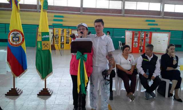 SE RESISTEN A ENTERRARLOS EN EL OLVIDO
