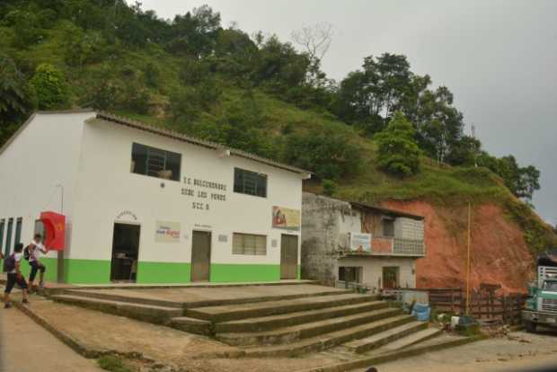 DERRUMBES OBLIGAN A COLEGIO DE LOS POMOS A ESTUDIAR EN PUESTO DE SALUD