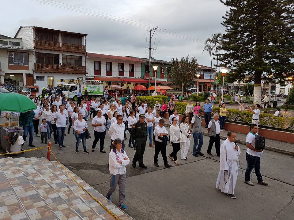 HOMENAJE A LA VIRGEN EN SU MES.