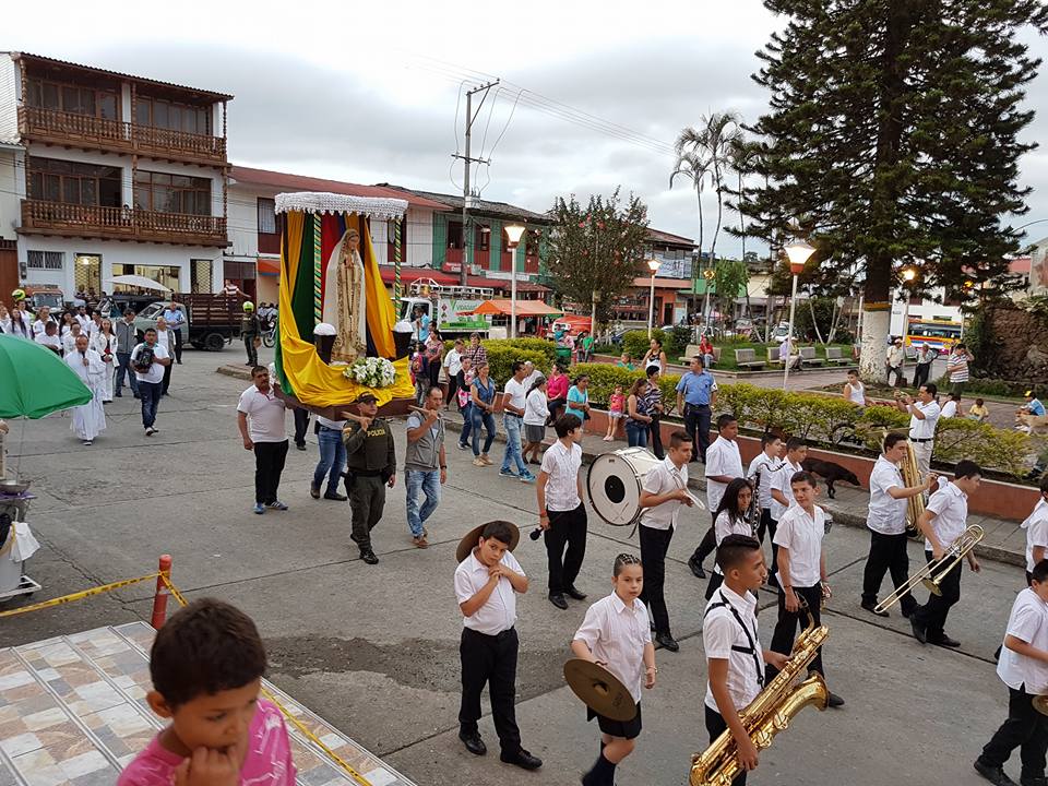 HOMENAJE A LA VIRGEN EN SU MES.
