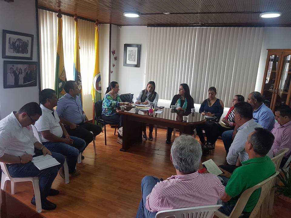 TRABAJANDO ARTICULADOS POR EL PLAN DE ALIMENTACI�N ESCOLAR.