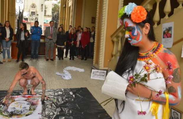LA VIOLENCIA LE QUIT� A SU PADRE Y LA ENFRENTA CON ARTE