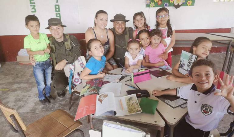 NI�OS Y POLICIAS AFIANZAN LAZOS DE AMISTAD Y PAZ