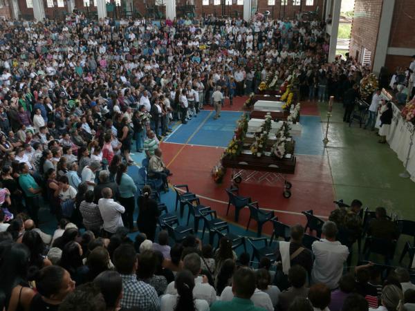 EL MILAGROSO RESCATE DE MUJER Y NI�O TRAS 7 HORAS BAJO LOS ESCOMBROS