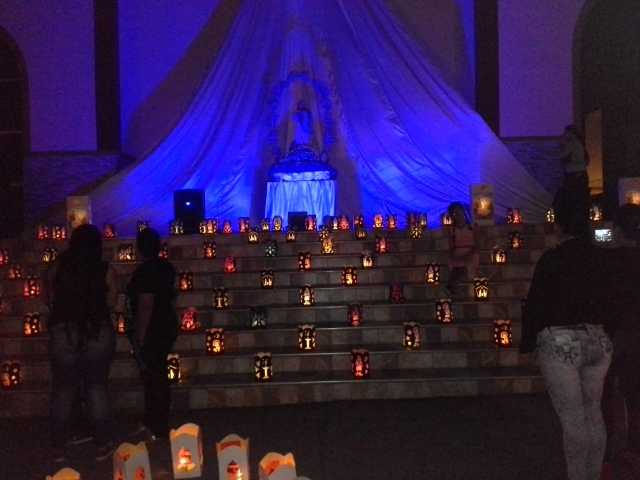 CON VELAS, RINDIERON HONORES A LA VIRGEN