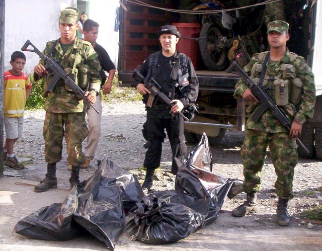 COMBATES CON PARAMILITARES