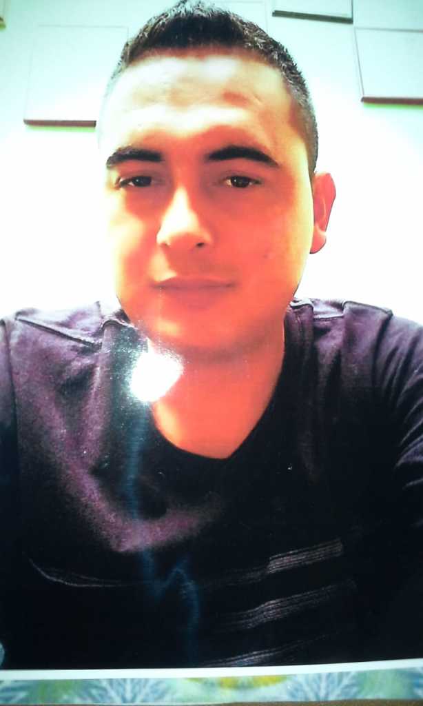 SAMANE�O MURI� AL PROTEGER A SU HIJO
