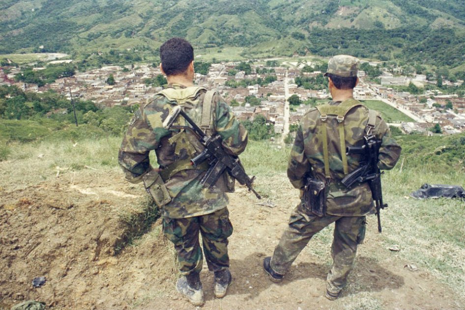ENFRENTAMIENTOS ENTRE GUERRILLA Y PARAMILITARES EN EL BARRIO LA PLAZUELA
