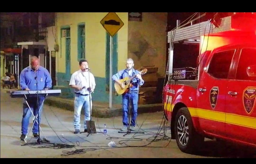 SERENATA AL PUEBLITO QUE T� ADORAS