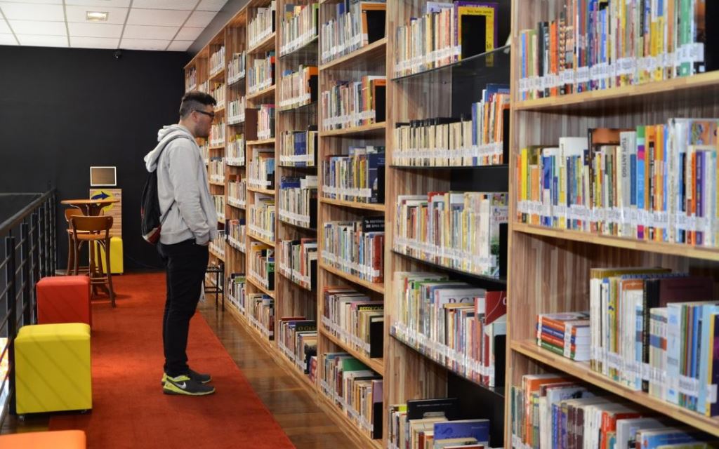 LA BIBLIOTECA P�BLICA MUNICIPAL DEL CORREGIMIENTO DE BERL�N  RECIBE APOYO BIBLIOTECA NACIONAL