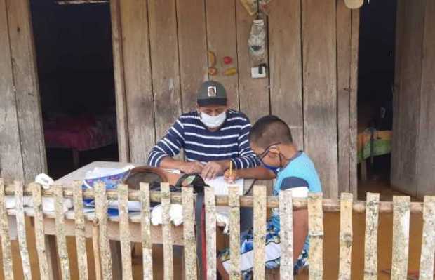 CLASES EN VEREDA ALEJANDR�A DE SAMAN� (CALDAS) AL PASO DEL PROFE EMILIO