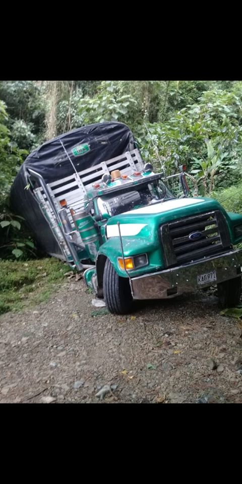 VEH�CULO DE CARGA SUFRI� ACCIDENTE EN LA V�A ENTRE SAMAN� Y LOS POMOS