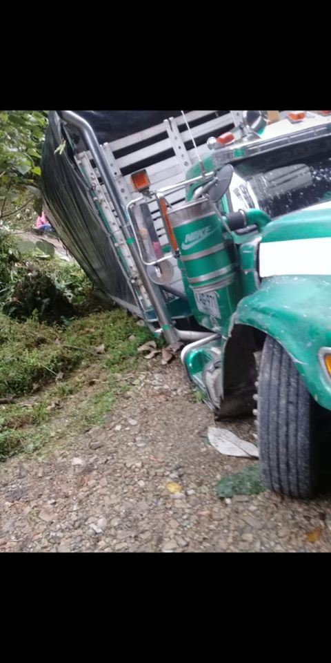 VEH�CULO DE CARGA SUFRI� ACCIDENTE EN LA V�A ENTRE SAMAN� Y LOS POMOS