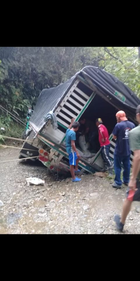 VEH�CULO DE CARGA SUFRI� ACCIDENTE EN LA V�A ENTRE SAMAN� Y LOS POMOS