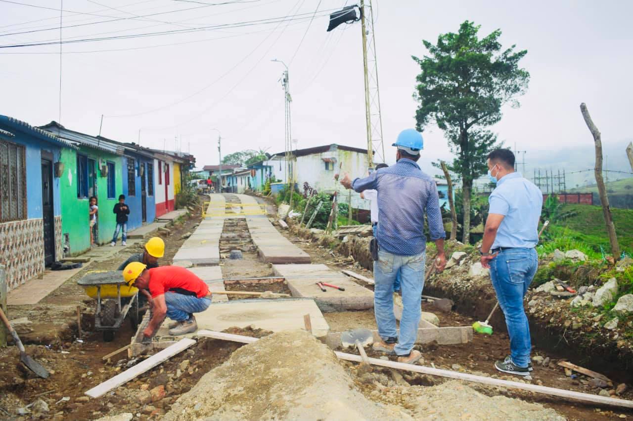 OBRAS QUE SE ADELANTAN EN EL SECTOR LA LAGUNA Y LA PLAZUELA