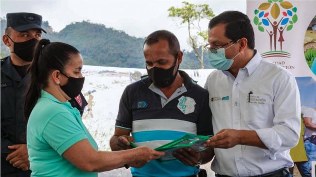 LA VIDA EN EL CONGAL, PUEBLO AL QUE PARAMILITARES LE PRENDIERON FUEGO