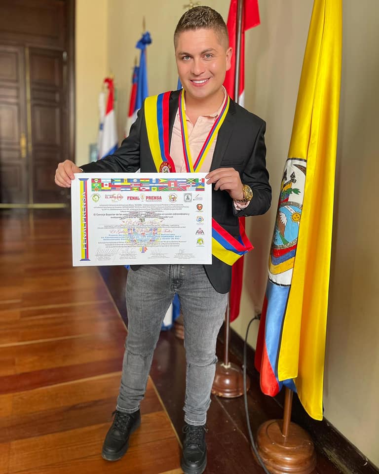 EL CONGRESO DE LA REP�BLICA CONDECORA AL CANTANTE BRYAN MU�OZ