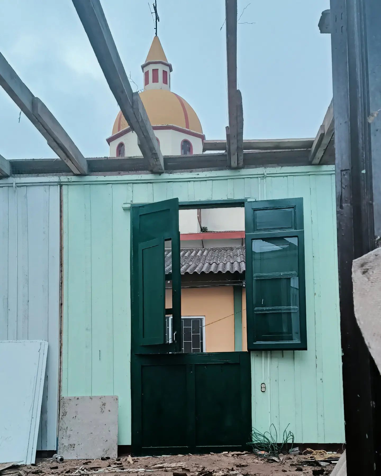 LA CASA DE LA FAMILIA ISAZA PINTO VA CAYENDO PARA DARLE PASO A LA "MODERNIDAD"