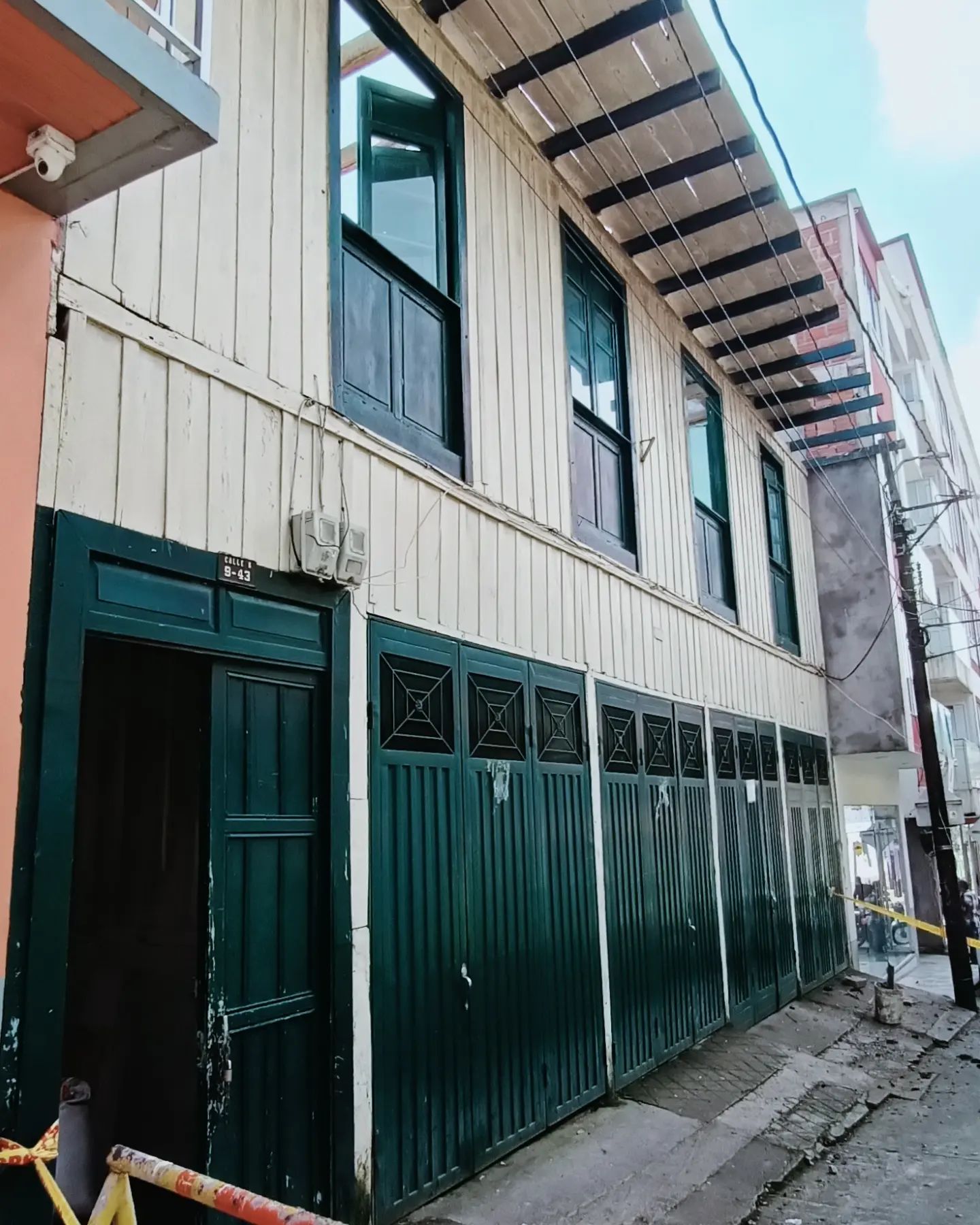 LA CASA DE LA FAMILIA ISAZA PINTO VA CAYENDO PARA DARLE PASO A LA "MODERNIDAD"