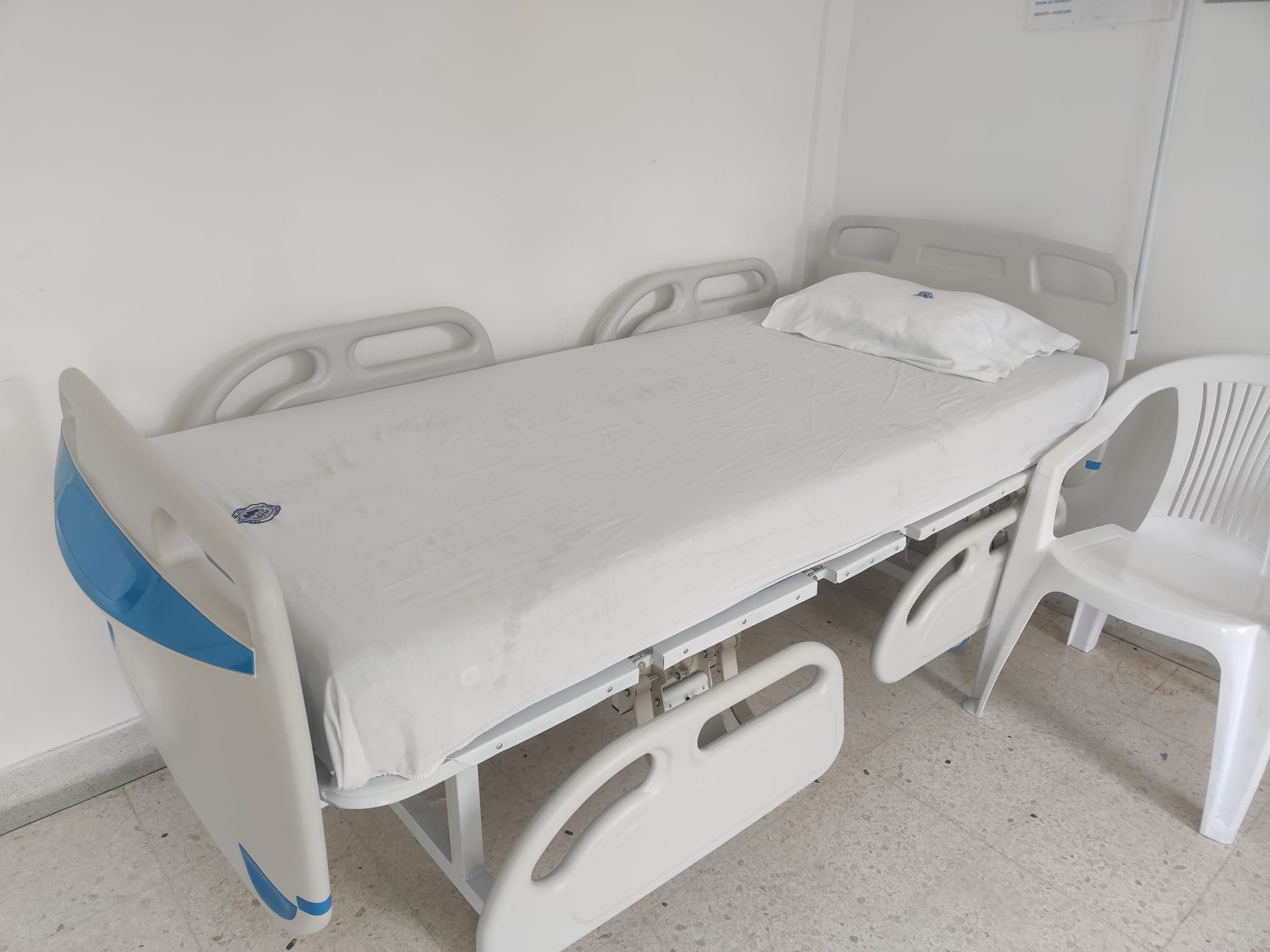 DOTAMOS DE CAMAS HOSPITALARIAS EL�CTRICAS AL SERVICIO DE URGENCIAS DEL HOSPITAL SAN JOS� 
