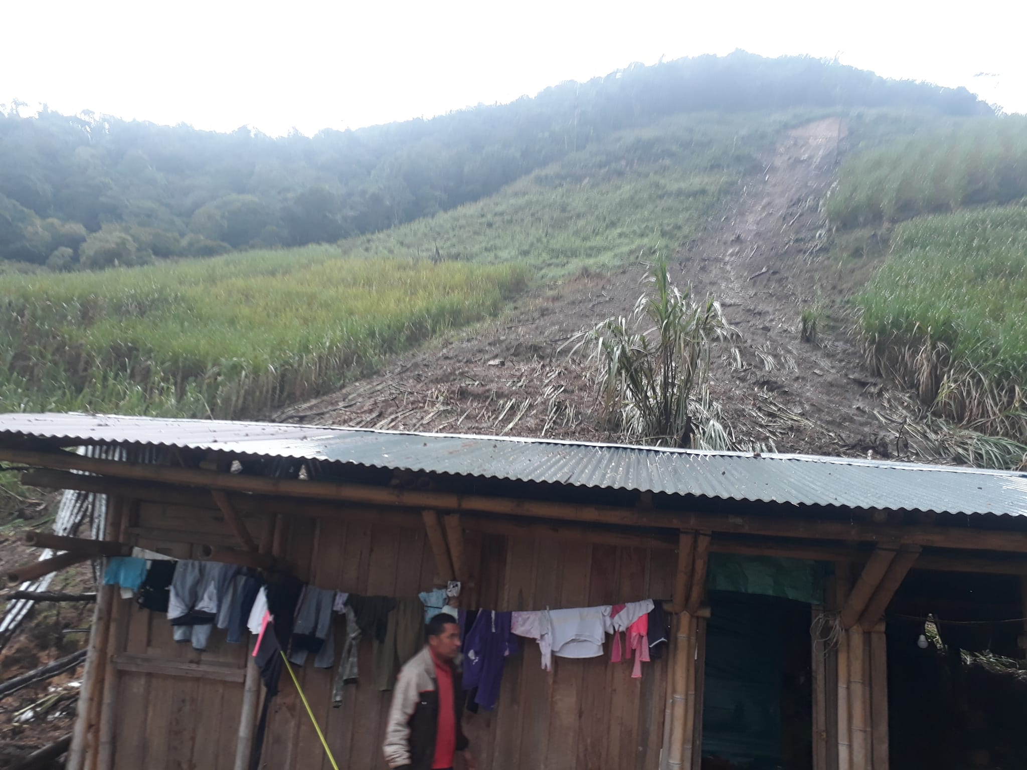 DESLIZAMIENTO DE TIERRA AFECTA VIVIENDA RURAL