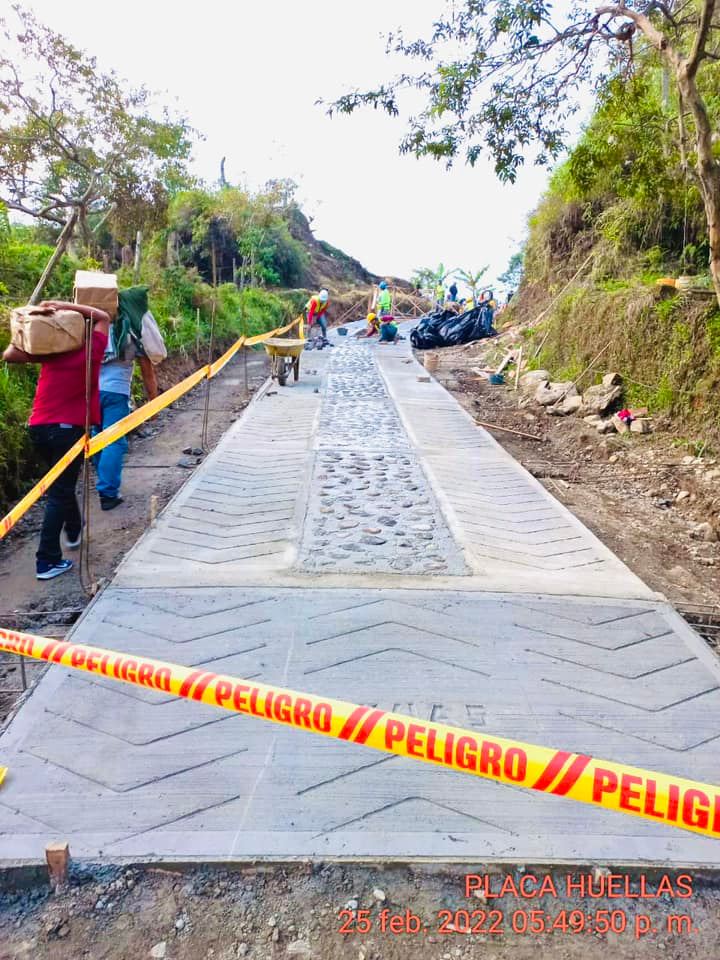 AS� AVANZA EL PRIMER TRAMO DE PLACA HUELLA EN LA V�A PENSILVANIA - SAMAN� 
