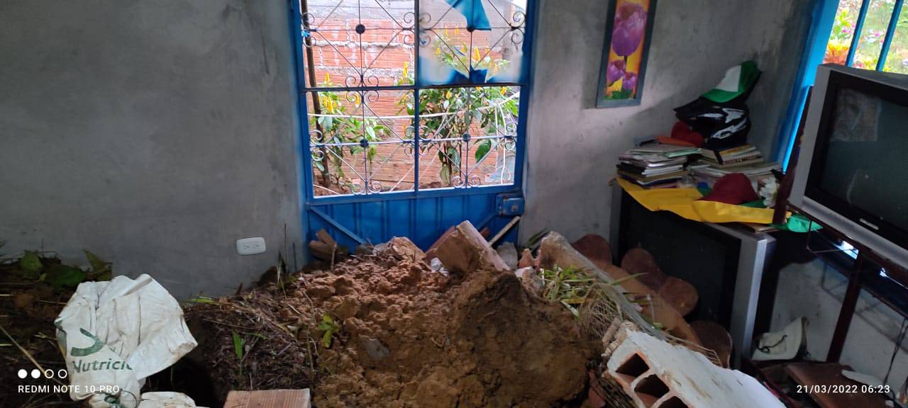 FUERTE DESLIZAMIENTO DE TIERRA EN DOS VIVIENDAS DE LA VEREDA LA SONRISA.