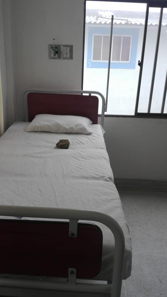 EN LA MADRUGADA PERSONAS EN ESTADO DE EMBRIAGUEZ LANZARON UNA PIEDRA CONTRA EL HOSPITAL