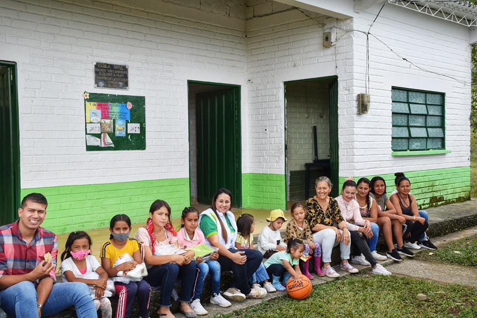 COMPARTIENDO NI�OS, NI�AS Y ADOLESCENTES  DE LA  VEREDA EL BRASIL
