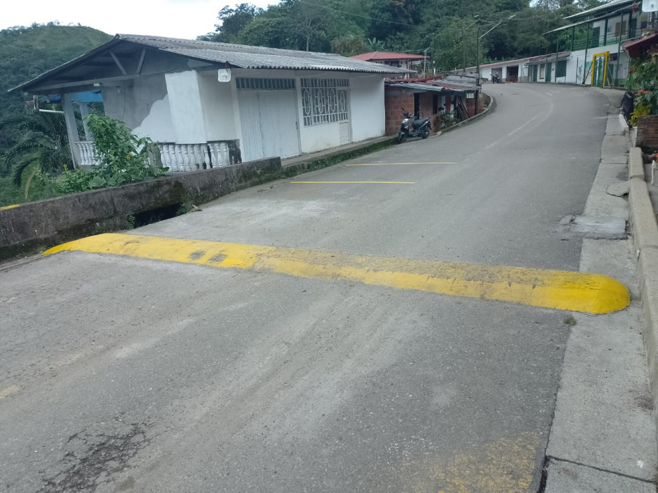 REMOVIERON REDUCTOR DE VELOCIDAD QUE EXCED�A ALTURA EN LA VEREDA RANCHOLARGO