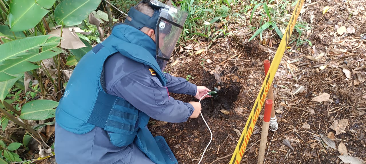 LOGRAN UBICAR Y DESTRUIR 04 ARTEFACTOS EXPLOSIVOS EN LA VEREDA RIACHUELO ALTO
