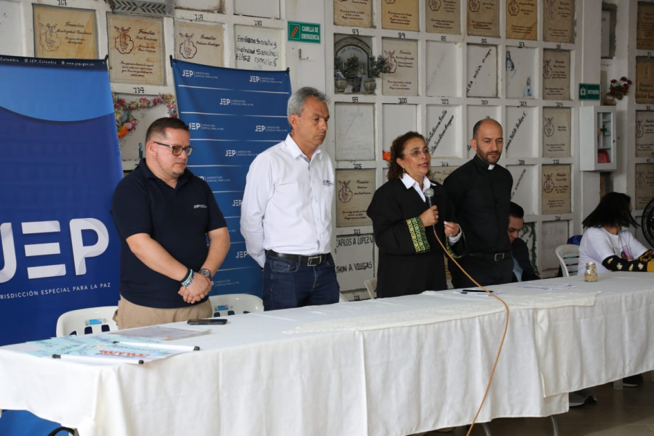 BUSCAN EN OSARIO COLECTIVO EN SAMAN� 90 CUERPOS DE V�CTIMAS DE DESAPARICI�N FORZADA