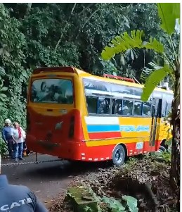 FUERTES LLUVIAS HACEN PERDER MANIOBRA BUS DEL R�PIDO TOLIMA