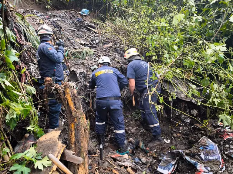 UN HOMBRE MURI� SEPULTADO POR DESLIZAMIENTO DE TIERRA EN CALDAS, SU MADRE RESULT� HERIDA
