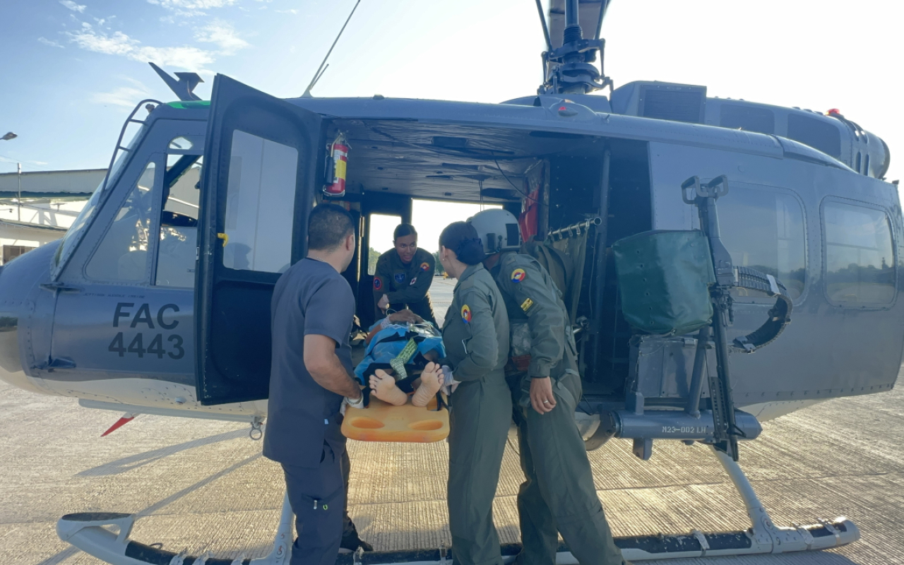 DOS ADULTOS MAYORES AFECTADOS POR DERRUMBE EN CALDAS FUERON TRASLADADOS POR SU FUERZA A�REA