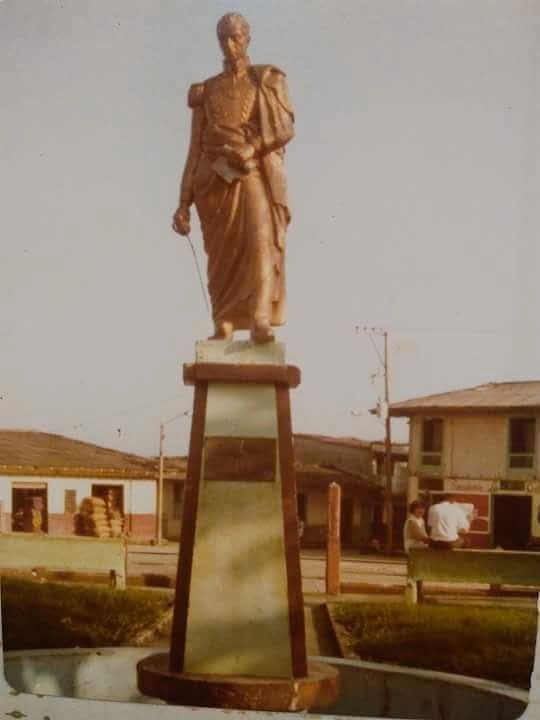 ESTATUA DE SIM�N BOLIVAR ENGALANA EL PARQUE DE SAMAN�