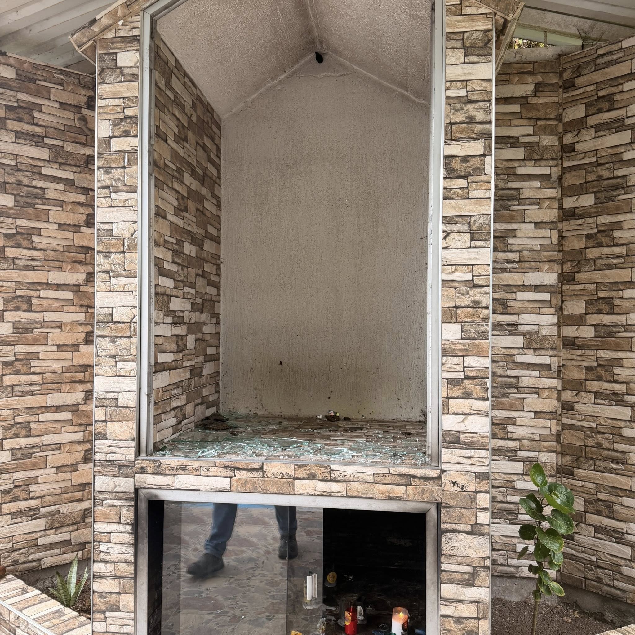 DA�� LOS VIDRIOS DE LA CAPILLA DE LA VIRGEN DEL CARMEN SECTOR LA CULATA