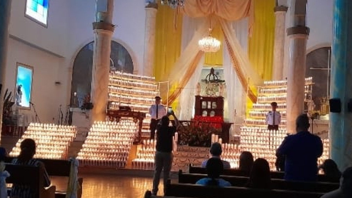 EL MUNICIPIO M�S GRANDE DE CALDAS SE ILUMINA CON CIRIOS: LOS FELIGRESES VIVEN LA SEMANA SANTA