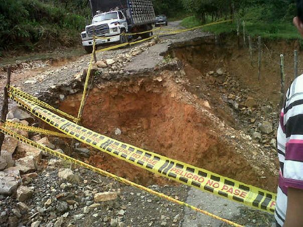 EN SAMAN� (CALDAS) CONDUCTORES BLOQUEAN LA V�A DE ACCESO AL MUNICIPIO