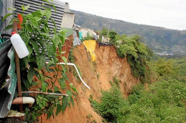 TRES MUERTOS DEJA DESLIZAMIENTO EN SAMAN�, CALDAS
