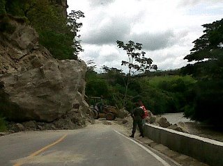 DERRUMBE VIA VICTORIA EL CRUCE 