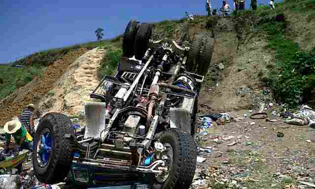 VOLCAMIENTO CARRO DE LA BASURA EN SAMAN�