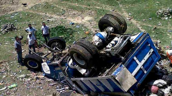 VOLCAMIENTO CARRO DE LA BASURA EN SAMAN�