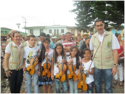 12 VIOLINES PARA LA RECI�N CREADA ESCUELA DE ARCOS DE SAMAN�
