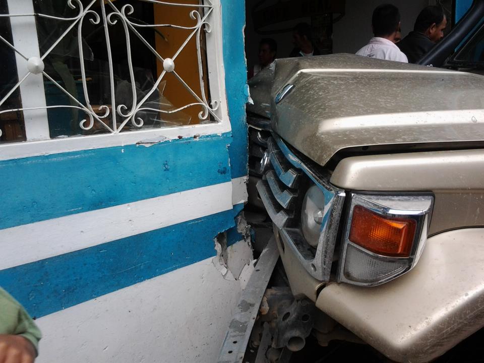 CHOQUE DE VEHICULO AFECTA CANTINA Y VIVIENDA EN CALLE REAL