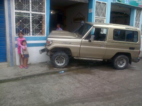 CHOQUE DE VEHICULO AFECTA CANTINA Y VIVIENDA EN CALLE REAL