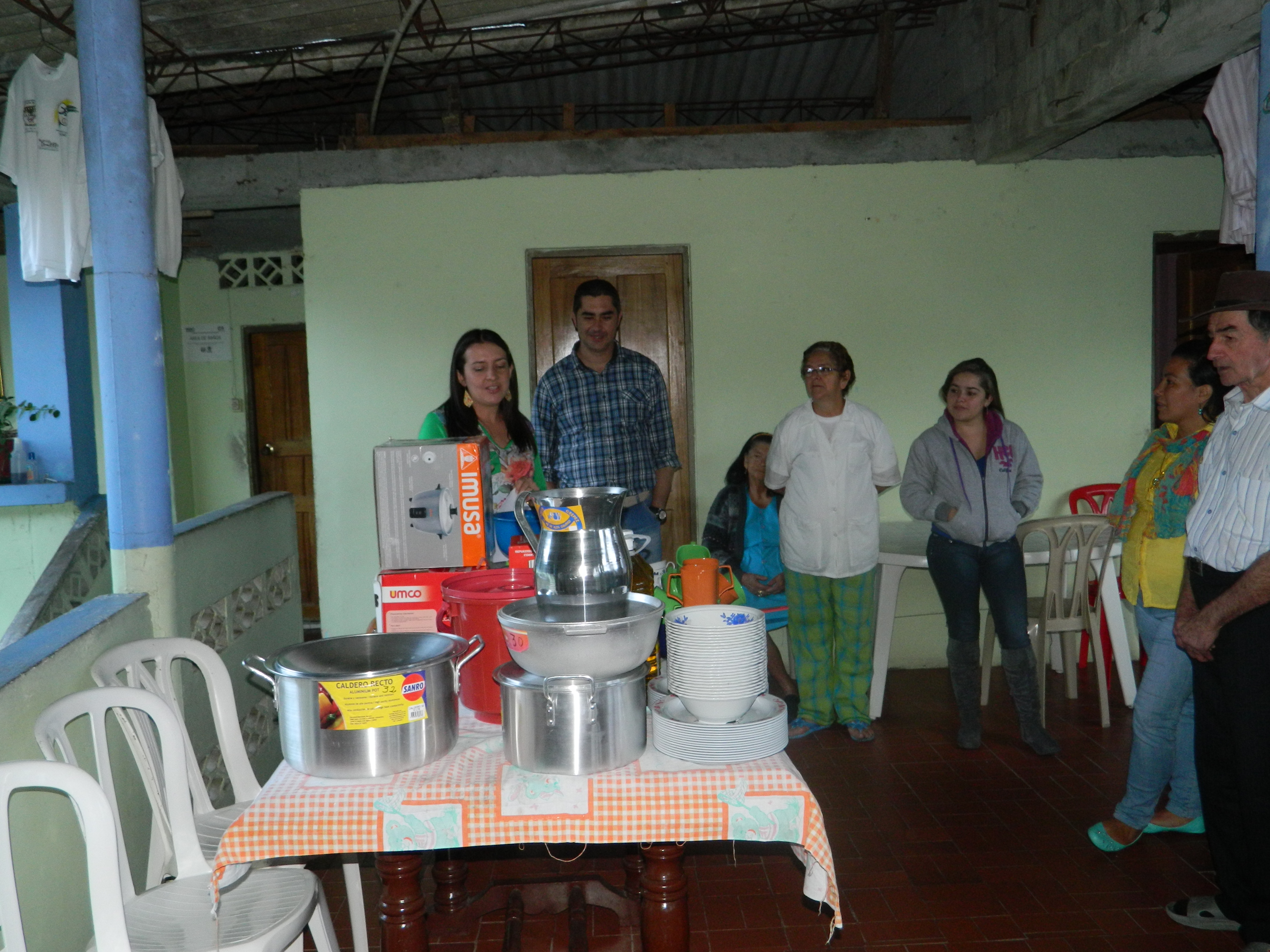 ENTREGA DE UTENSILIOS DE COCINA EN EL HOGAR EL ED�N