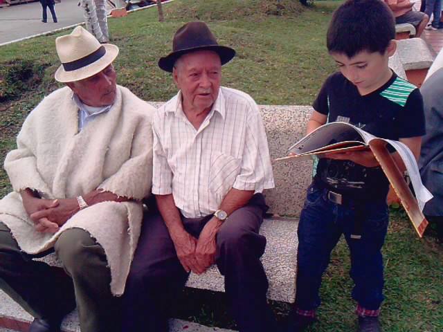 COMPARTIENDO CON LOS ABUELOS UNA TARDE DE LECTURA EN SAMAN�