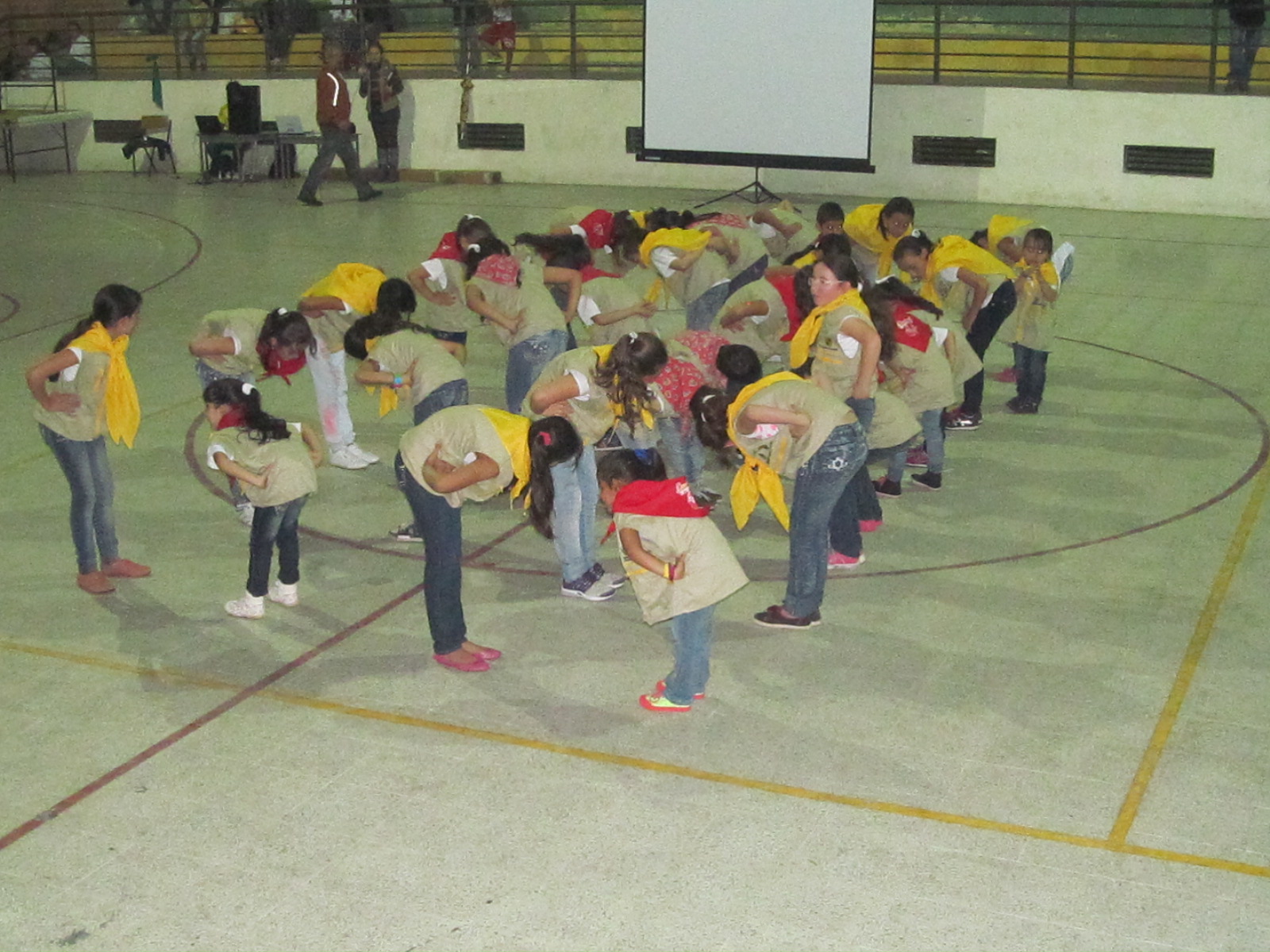 DANZAS DE LOS NI�OS DEL SEMILLERO SAMANE�O AGUA Y MIEL
