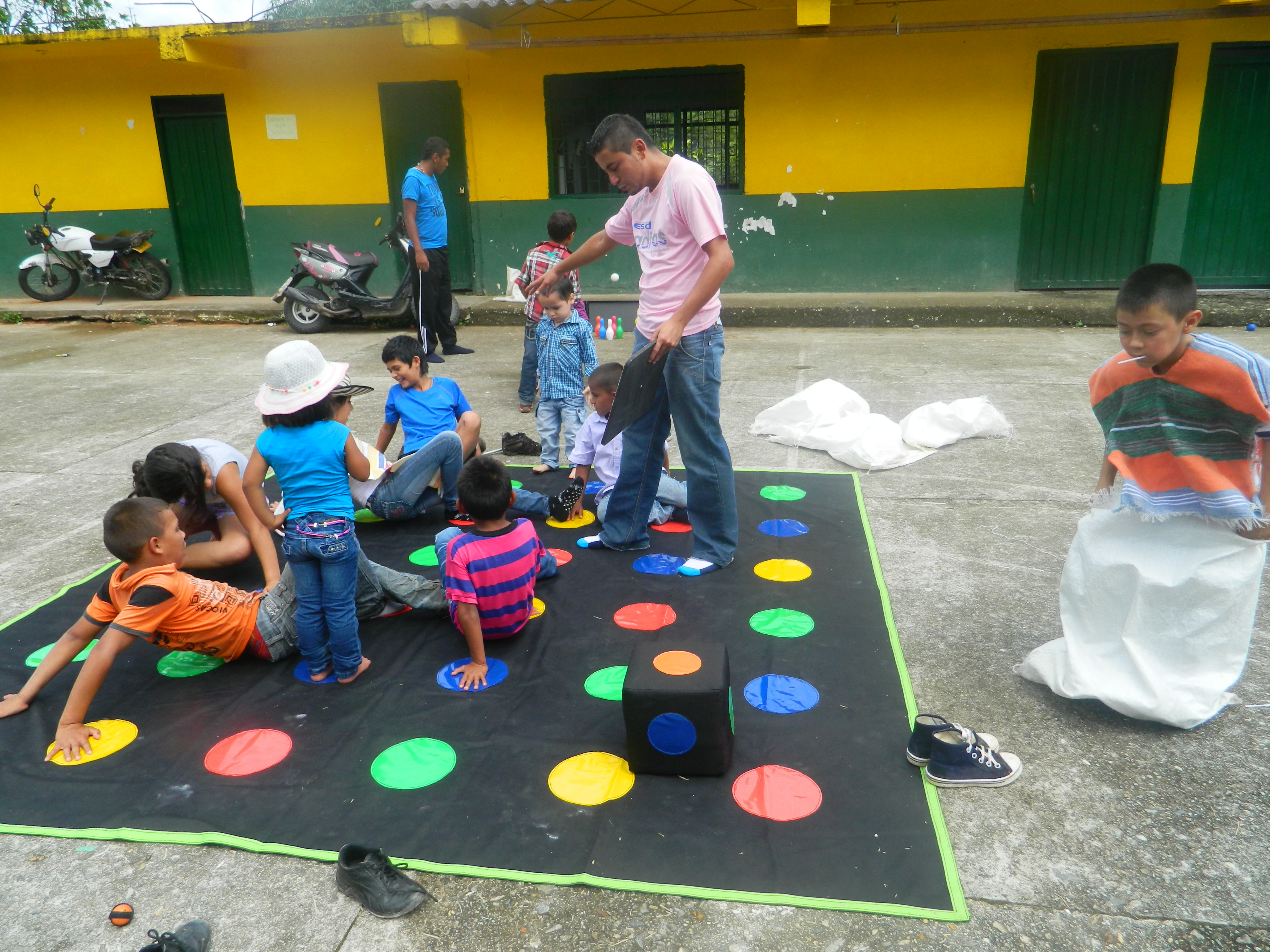 RECREACI�N PARA NI�OS Y NI�AS DE LA VEREDA LOS POMOS